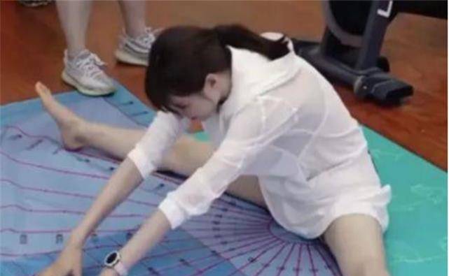 ‘熊猫体育’
沈梦辰一字马 黄圣依一字马 刘芸一字马 看到金晨：专业与业余的差距！(图2)