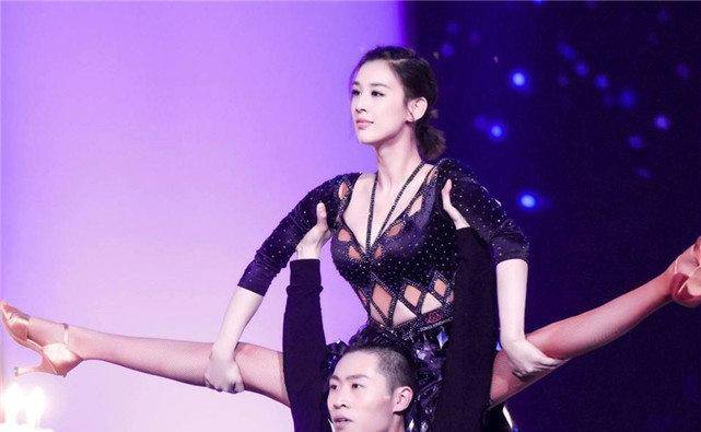 ‘熊猫体育’
沈梦辰一字马 黄圣依一字马 刘芸一字马 看到金晨：专业与业余的差距！(图4)