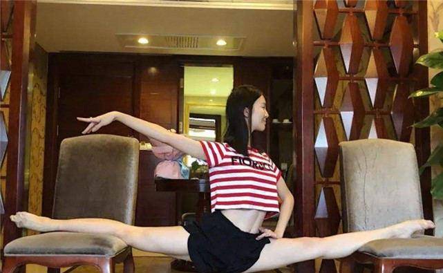 ‘熊猫体育’
沈梦辰一字马 黄圣依一字马 刘芸一字马 看到金晨：专业与业余的差距！(图7)